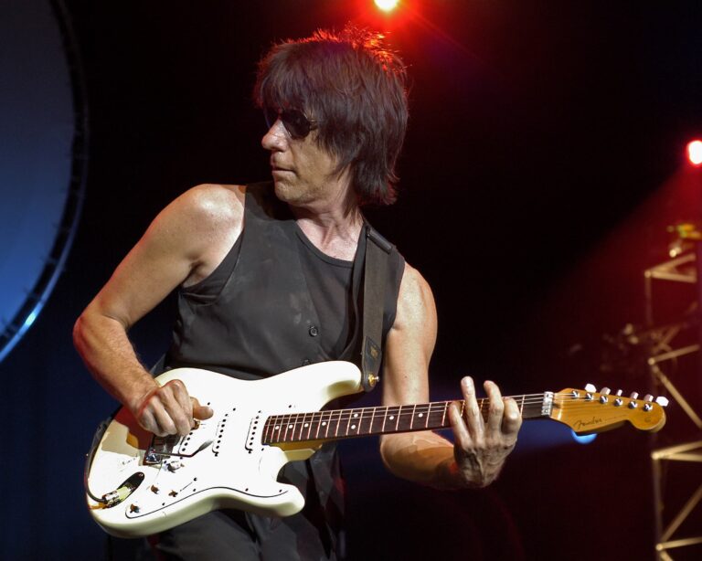 “Flash” Beck – addio a Jeff Beck, una nuova stella nel cielo del rock eterno