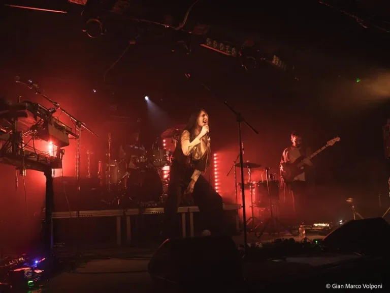 Manifesto di ordinaria straordinarietà: Emma nolde live in roma