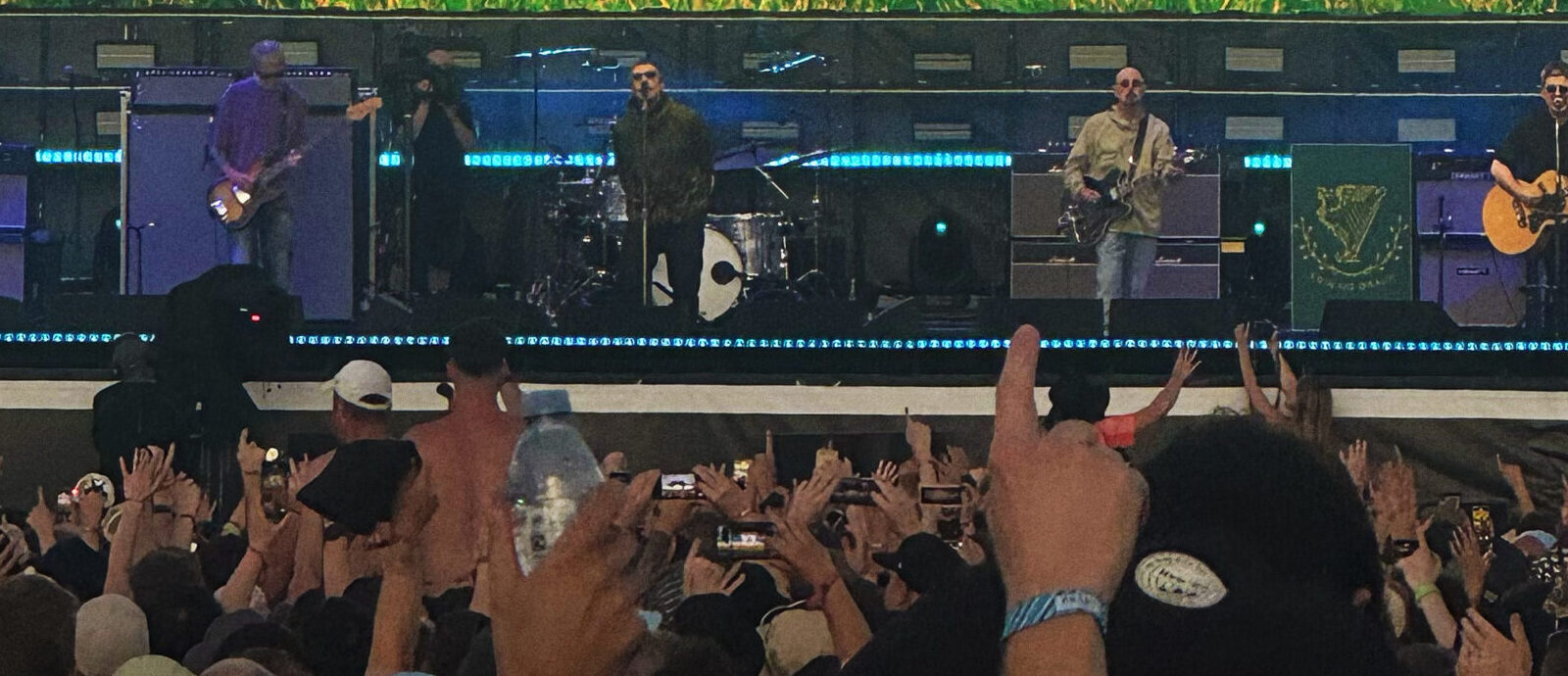 Gli Oasis dal vivo a Manchester durante il tour Live ’25