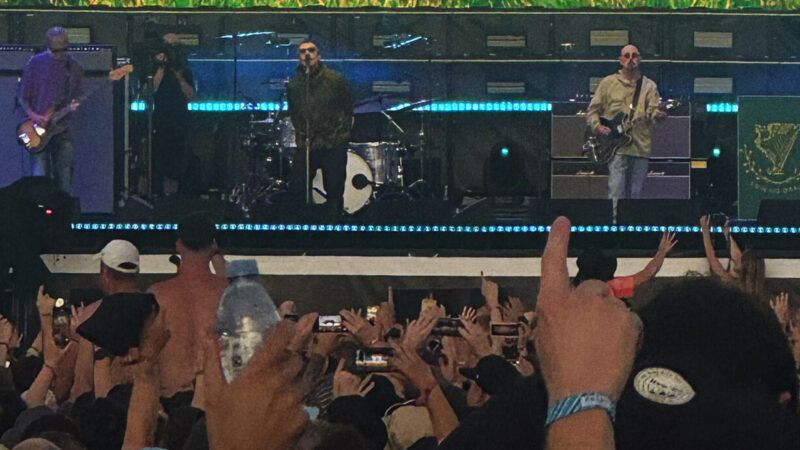 Gli Oasis dal vivo a Manchester durante il tour Live ’25